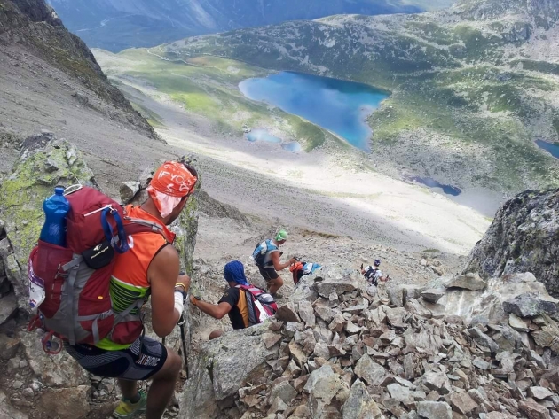 PTL 2016 bajando del Coll de Enclave, al fondo lacs Jovet Foto (c) Mario Ramos 