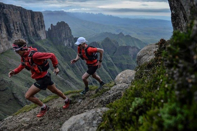 Ryno Griesel y Ryan Sandes en la Drakensberg Traverse. Foto: Kelvin Trautman y RedbullZA