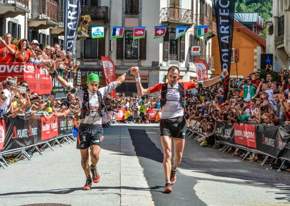 Tófol Castanyer e Iker Karrera entran juntos a meta en la UTMB. Foto: TNF UTMB Pascal Tournaire 