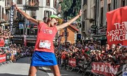 Rory Bosio celebra su llegada a meta en la UTMB. Foto: TNF UTMB / Pascal Tournaire