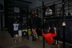 Ejemplo de entrenamiento en SR Sport & Training de la Fuerza en corredores de montaña (Jordi Martínez, Carlos Pascual y Rafa Bichero; de izquierda a derecha)