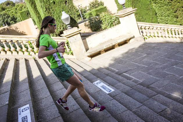 Escaleras, parques, aceras...la Salomon Run Barcelona no deja fuera ningún terreno. Foto: Salomon Run Barcelona.