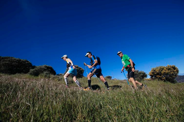 Tres pariticipantes disfrutando del buen tiempo de la carrera. Foto: Entre Cortijos.