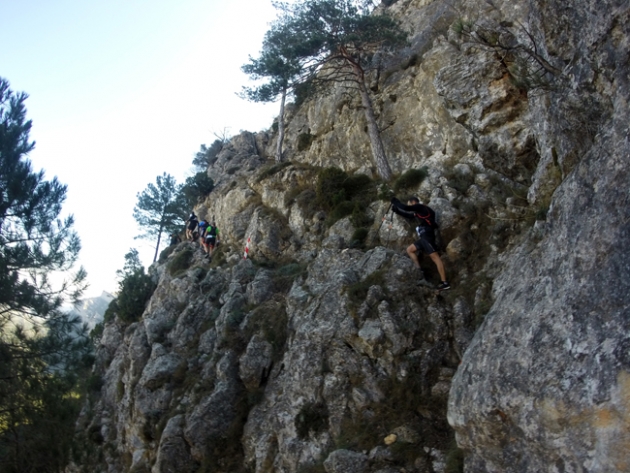 Corredores durante la segona etapa del Ultratrail de les Fonts en Xerta Foto (c) Pol Puig Collderram