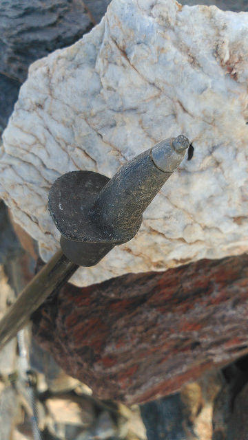 La punta de los bastones está hecha de carburo de tungsteno, metal muy duro y resistente que aguanta todos los golpes sin deformarse ni romperse.