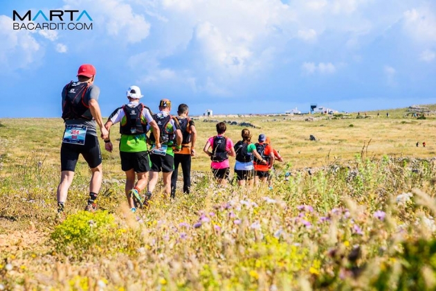 Participantes durante la pasada edición del Compressport Trail Menorca Camí de Cavalls Foto (c) Marta Barcardit