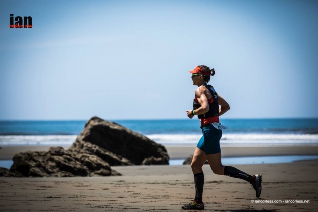 Anna Comet en un tramo de playa de The Coastal Challenge en Costa Rica Foto (c) Ian Coreless