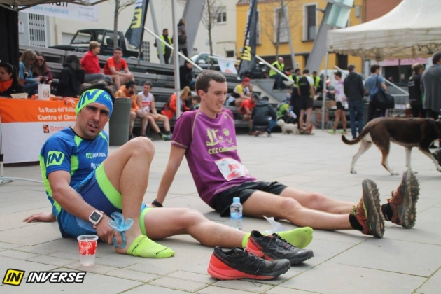 Corredores recuperando fuerzas después de la carrera 