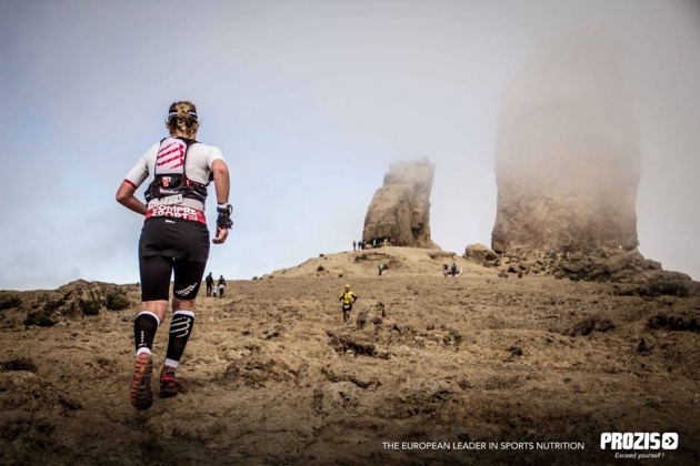 Teresa Nimes llegando al Roque Nublo durante la Transgrancanaria Foto (c) Jose Miguel Muñoz Egea