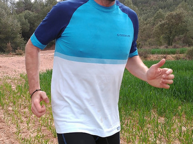 La mejor definición de la camiseta K-LITE de Coreevo® es que es lo más parecido a correr sin camiseta pero sin sus inconvenientes.