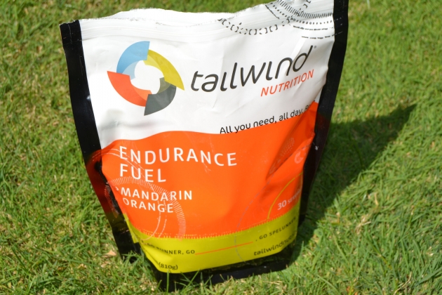 Tailwind se presenta en modo de polvos para mezclar con el agua y hay de diferentes cantidades y sabores 