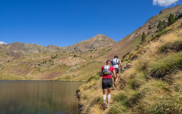 Jan Bartas y Zuzana Urbanacova durante la Pyrenees Stage Run Foto (c) Jordi Santacana