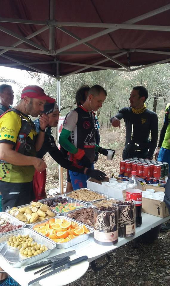 Buen ambiente durante un avituallamiento de la Kedada Trail Foto (c) Organización