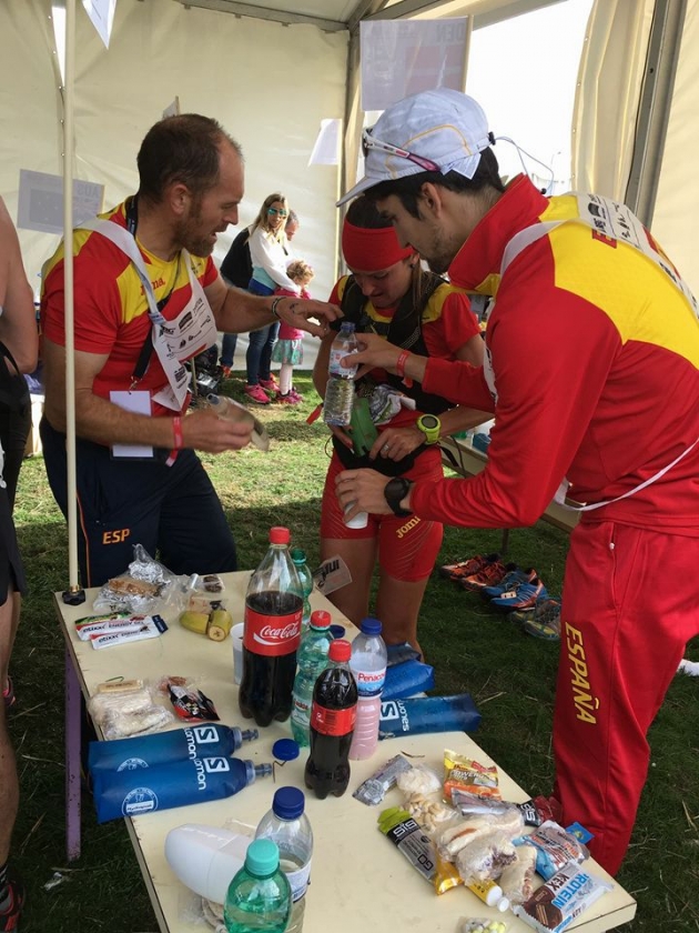 Azara García durante uno de los avituallamientos de la carrera Foto (c) RFEA 