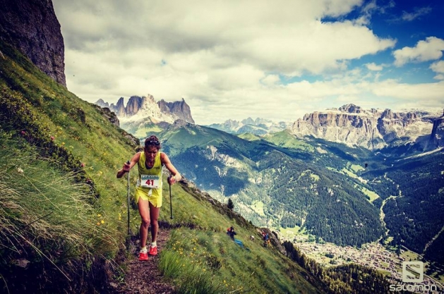 Laura Orgué con los espectaculares paisajes de las Dolomitas Foto (c) Salomon