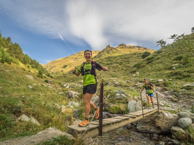 Anna y Laura fueron las ganadoras de la Pyrenees Stage Run en categoria femenina Foto (c) Jordi Santacana