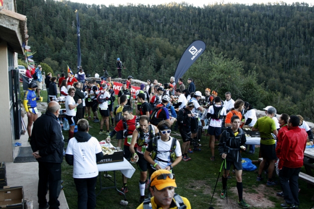 Avituallamiento en el Refugi del Rebost durante la Ultra Pirineu (c) Pol Puig