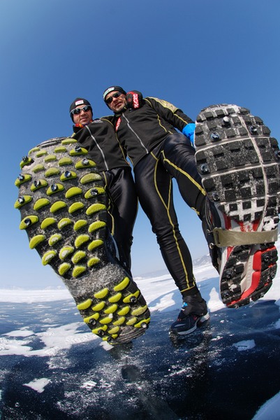 Chinotto_y_Caselles_calzando_zapatillas_tuneadas_con_tornillos_caseros_en_el_Baikal_Ice_Marathon-qpr