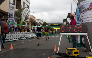 Un sprint en la recta de meta entre Dani Santana y Álex Fraguela decide la V Circular Extrema Villa de Moya, en la modalidad Circular Extrema de 40 kilómetros. Imagen: Organización