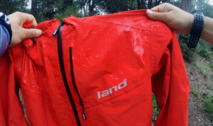 La chaqueta Land Polartec NeoShell es una prenda pensada para ser utilizada con condiciones climatológicas de lluvia y frío. 