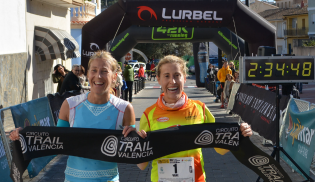 En categoría femenina de la carrera larga, la victoria ha sido doble, pues, tras realizar gran parte de la prueba juntas, Vanessa Benavent y Patricia López han cruzado de la mano la línea de meta. Foto: Organización