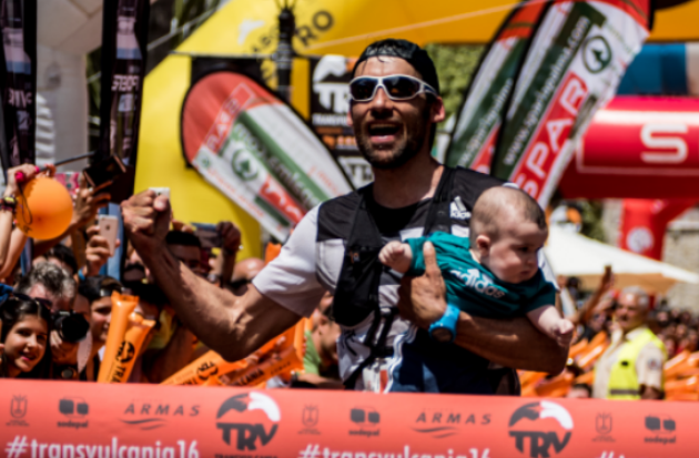 Luis Alberto Hernando hace historia en la Transvulcania y certifica su dominio de la carrera al convertirse en ganador por tercer año consecutivo. Imagen: Selu Vega / Transvulcania