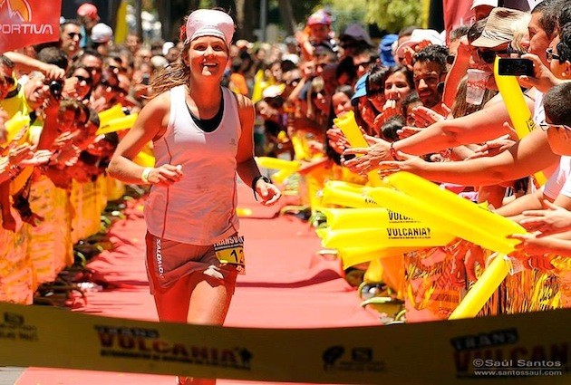 Emelie Forsberg entrando a meta en Transvulcania. 