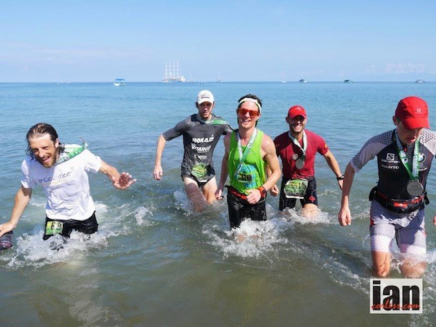 Los cinco primeros clasificados de la Coastal Challenge, divirtiéndose en la playa. Foto: IanCorless.org