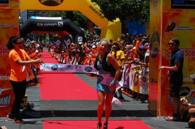 Imágenes Transvulcania 2014: Llegada a meta de Anna Frost (foto:CdM)