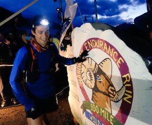 Al llegar a la meta de Silverton, Kilian besaba la mítica roca de Hardrock, como es habitual, proclamándose campeón de la Hardrock 100 Endurance Run por segundo año consecutivo. Imagen: iRunFar