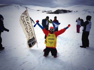 Chema Martínez celebrando su triunfo en The Last Desert. Foto: Chema Martínez (Twitter)