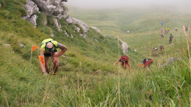 A cuatro patas subiendo el Mosquiteru. Foto: Facebook Montaña Montaña