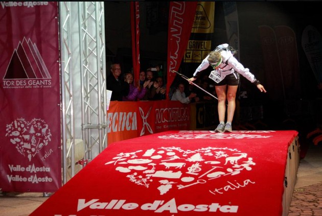 Emilie Lecomte saluda a su llegada a meta. Foto: Tor des Geants