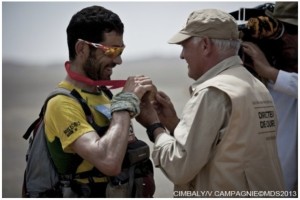 Miquel Capó, recibiendo la medalla en Marathon des Sables. Foto: Organización MDS