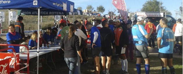 Tras finalizar la carrera vemos a los corredores en la zona de avituallamiento (Organización)