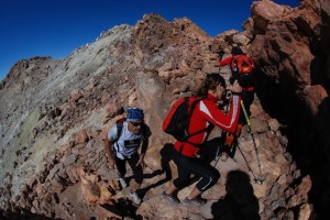 Corredores en el cráter cimero del Teide. Foto: Victoria Sánchez