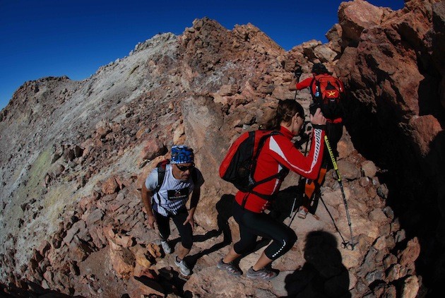 Corredores en el cráter cimero del Teide. Foto: Victoria Sánchez