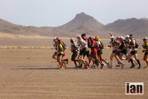 Grupo de corredores en el Marathon des Sables. Foto: IanCorless.org