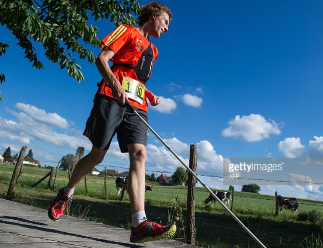 Clément Gass, el primer corredor de trail running invidente en el mundo que finaliza una carrera sin ayuda de nadie. Foto:  Sebastien Bozon