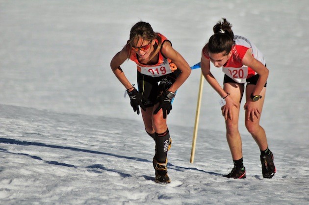 Azara García de los Salmones y Leire Fernández, disputándose la pasada Subida al Bóveda. Foto: Organización