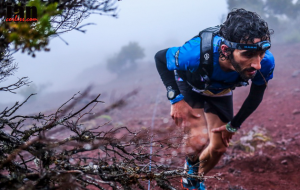 La Ultra SkyMarathon Madeira se inició con lluvia y bajo la lumbre de las antorchas. Imagen: Foto: (c) Ian Corless