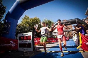 Los ganadores entran en meta en el Desafío Lurbel La Sagra Skyrace. Foto: Lurbel