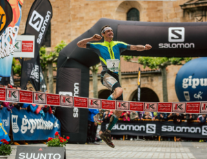 Tadei Pivk en el llega a meta como vencedor de la maratón Zegama Aizkorri 2015. Foto: Salomon (c)JordiSaragossa