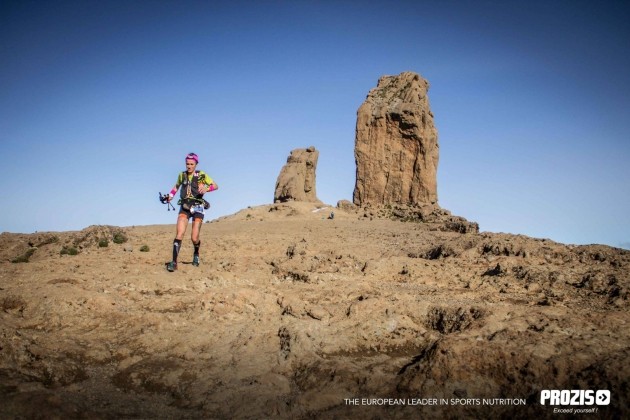 Azara García de los Salmones pasado por el Roque Nublo Foto (c) 📸 Jose Miguel Muñoz - MountainrunningPhoto