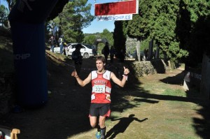 Eloi Borrás, entrando a meta convertido en campeón del circuito. Foto: Organización