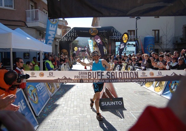 Luis Alberto Hernando entrando, victorioso, a meta. Foto: Ocisport