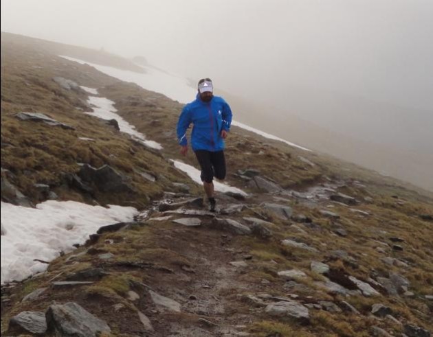 Lucas Boix prueba la LIM Proof Jacket al aire libre. Foto: CdM