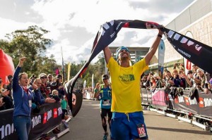 Bowman entrando, pletórico, a la meta de TNF100 Australia. Foto: Dylan Bowman (Fb)