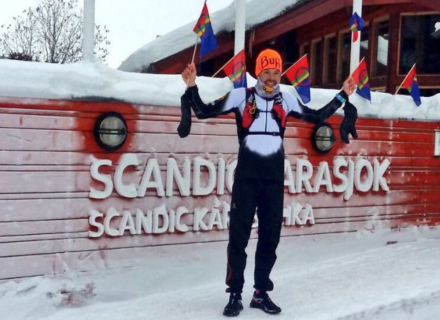 Pau Bartoló celebra la finalización del reto, tras recorrer los 40 kilómetros que separan Jergul de Karasjok. Imagen: (c) Segurartic