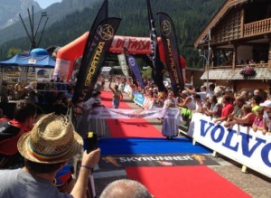 Laura Orgué entrando a meta en la Dolomites Skyrace. Foto: Salomon